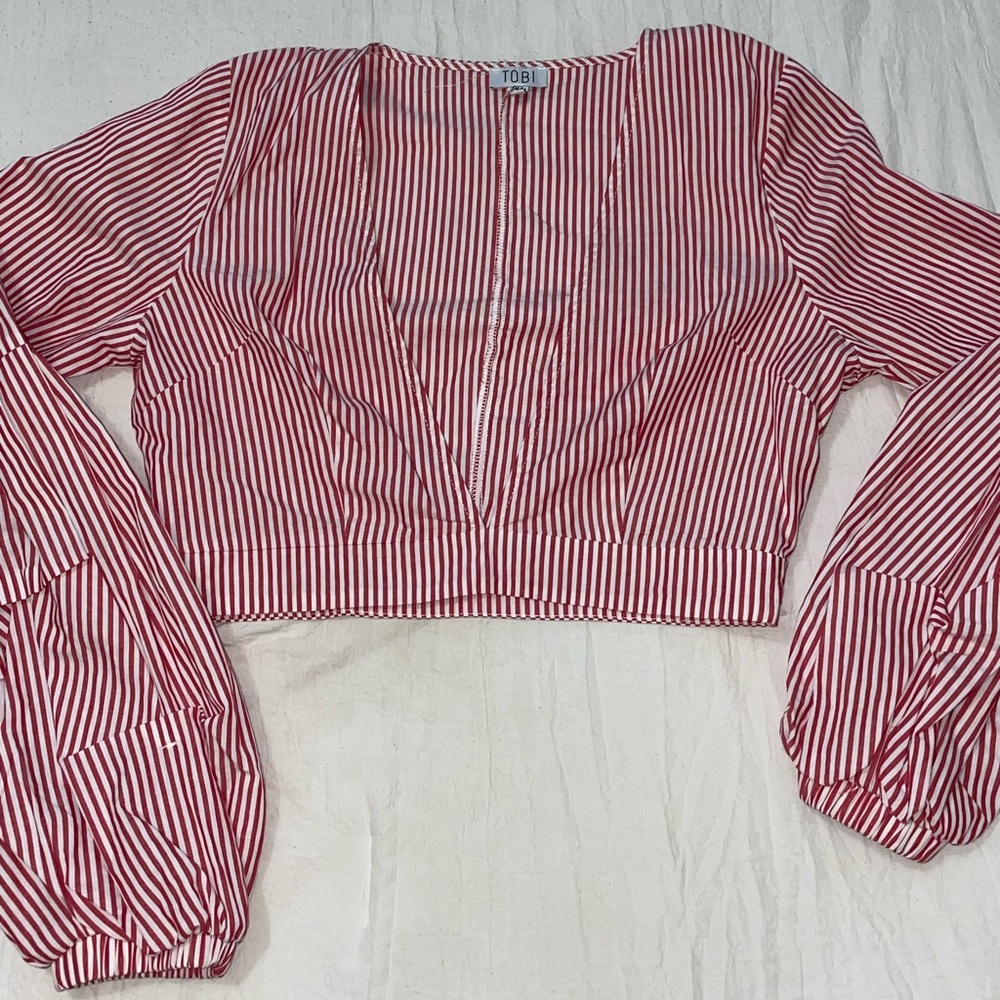 Red / white v neck long sleeve crop
